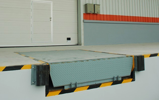 hydraulic dock leveler